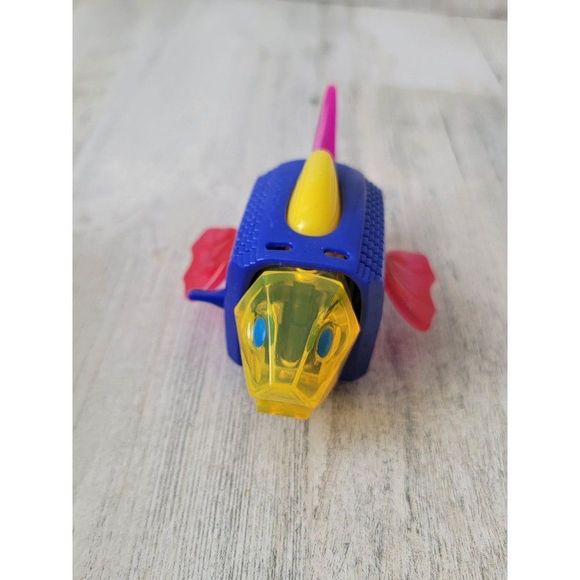 McDonald's 2000 Tiger Electronics aquaroid fish toy figure - Picture 2 of 4